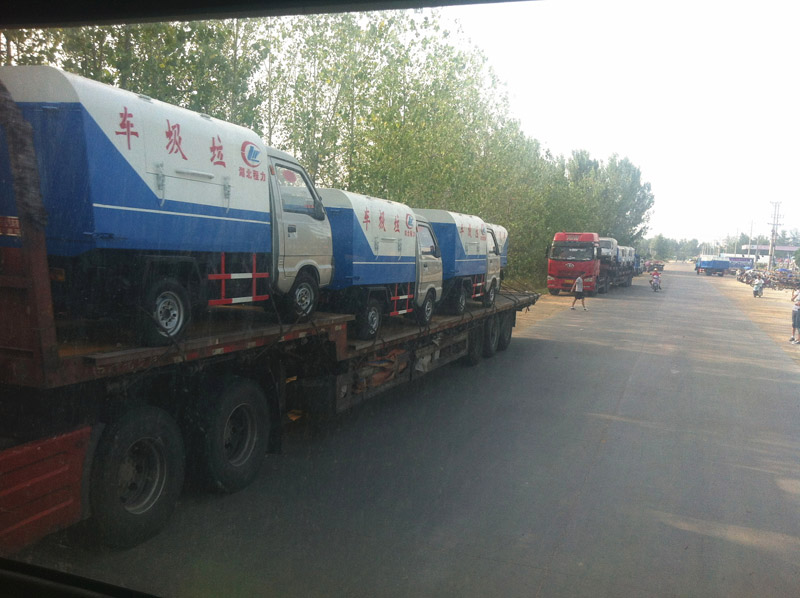 圖為準(zhǔn)備發(fā)車至山西的小型<a href=http://www.jzdaj.com/ljc target=_blank class=infotextkey>垃圾車</a>