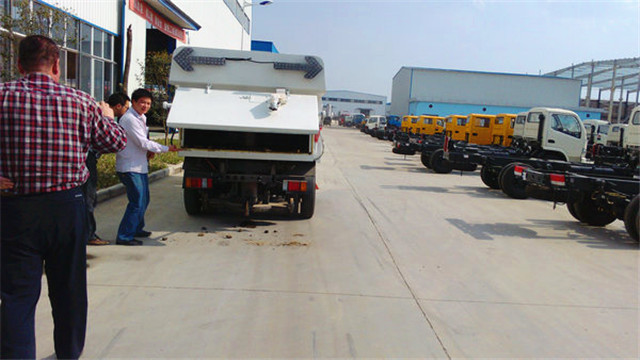 內(nèi)蒙客商正在參觀五十鈴<a href=http://www.jzdaj.com/saoluche/ target=_blank class=infotextkey>掃路車</a>