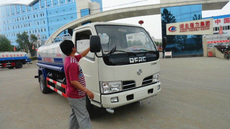 正在給5噸<a href=http://www.jzdaj.com/ssc target=_blank class=infotextkey>灑水車</a>做出廠前準備