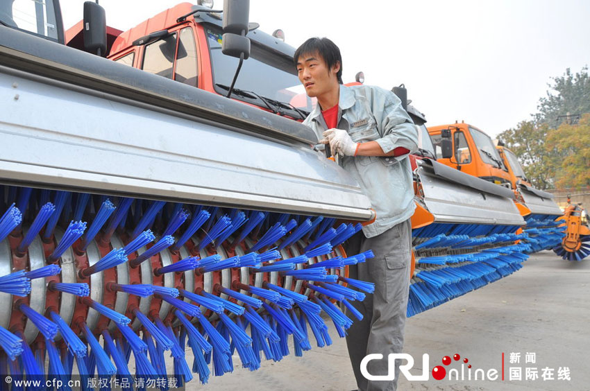 2012年11月3日上午，北京，工作人員正在對多功能除雪車進(jìn)行檢修調(diào)試。