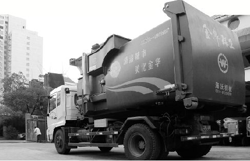 昨天，一輛酷似裝甲車的環(huán)衛(wèi)車照片在金華網民中流傳，金華用上如此帥氣的環(huán)衛(wèi)車，許多網友很好奇。