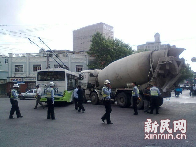 一輛19路電車在新閘路成都北路路口被一輛水泥<a href=http://www.jzdaj.com/jbc/ target=_blank class=infotextkey>攪拌車</a>攔腰撞擊，車毀嚴重。通訊員 殷佳維 攝
