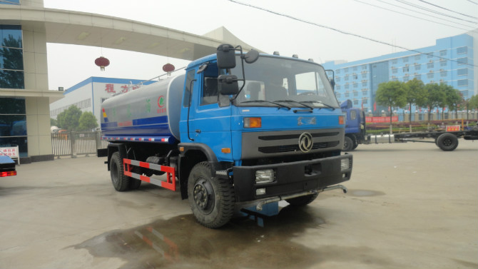 程力廠門 前的東風(fēng)153<a href=http://www.jzdaj.com/ssc target=_blank class=infotextkey>灑水車</a>